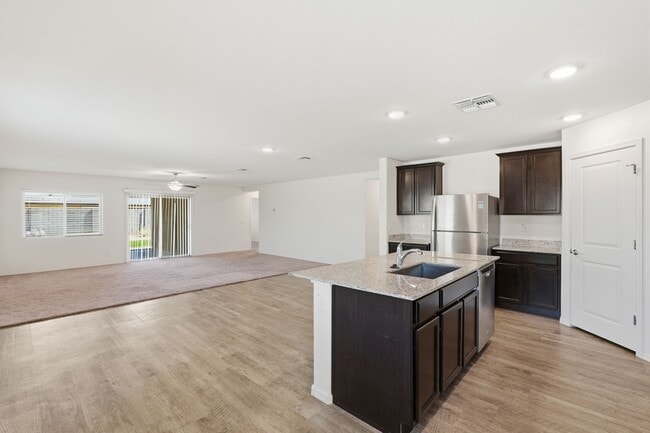 Building Photo - 4bedroom 2 bath single family home!