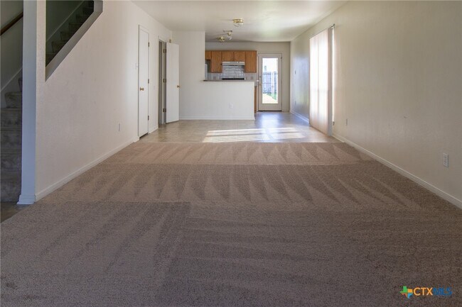 Building Photo - 102 E Robin Ln