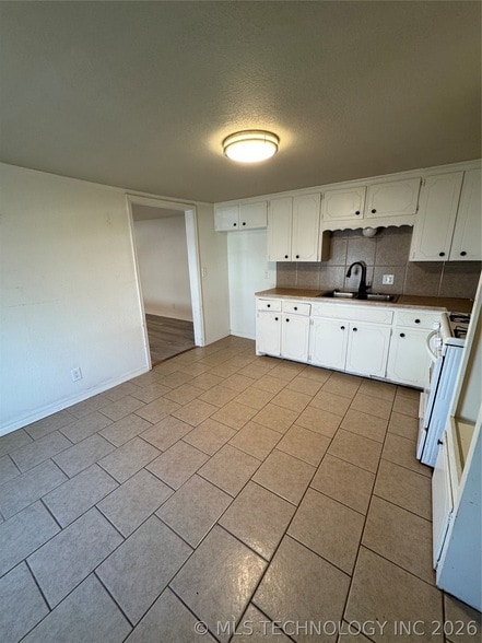 Building Photo - 102 S Hickory St