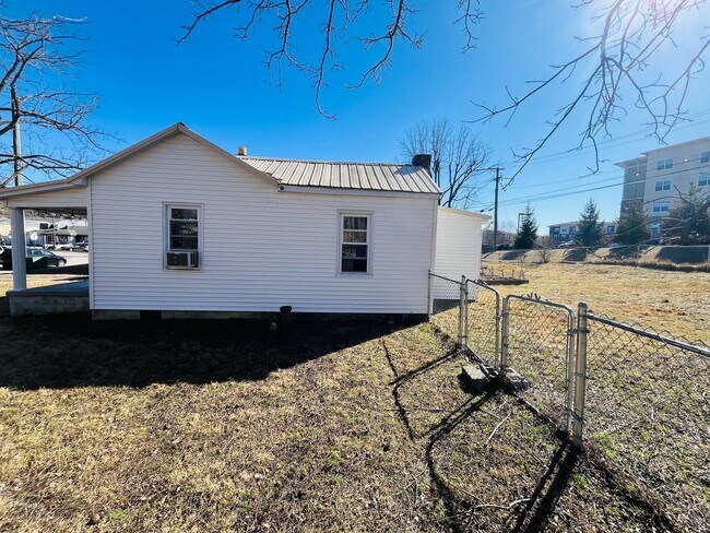 Building Photo - 903 Kabrich St