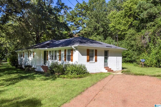 Building Photo - 2050 Pinehurst Dr