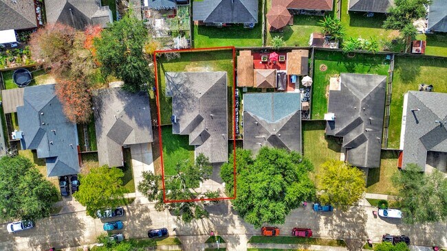 Building Photo - 15411 Town Green Dr