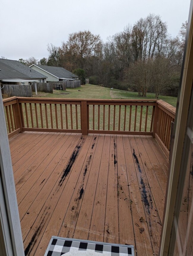 Building Photo - Nice Two Bedroom Duplex In A Great Location Available April 2026