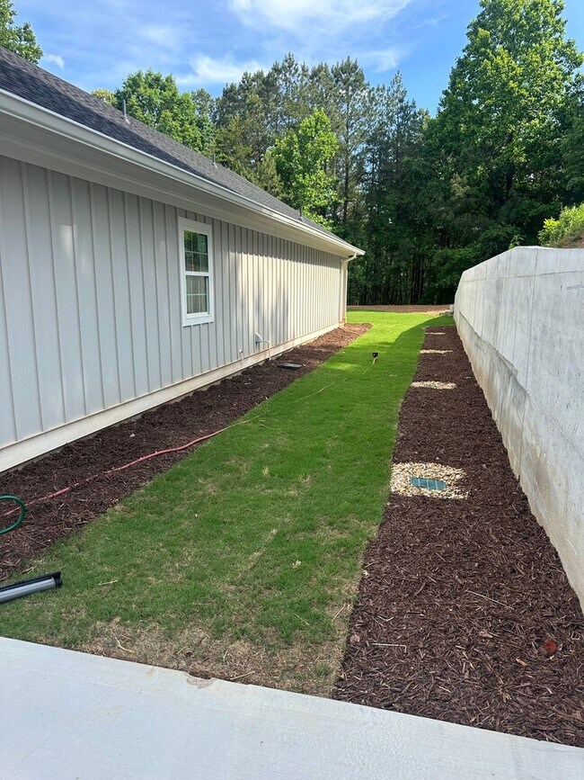 Building Photo - New 3 Bedroom Home in 30506!