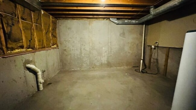 Building Photo - Creekwood Park Townhomes - Reduced rent + claim your choice of a brand-new 55" TV or a $250 Amazo...