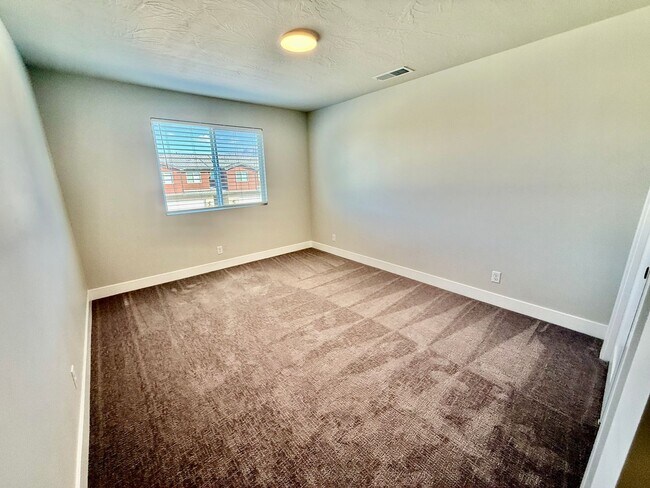 Building Photo - Spacious 3-BR Townhome in Washington