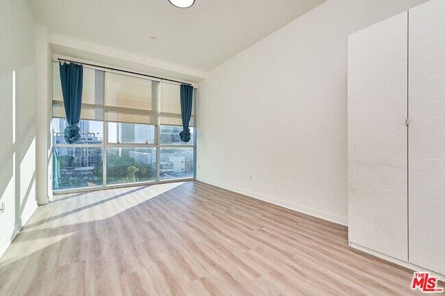 Building Photo - 3223 W 6th St