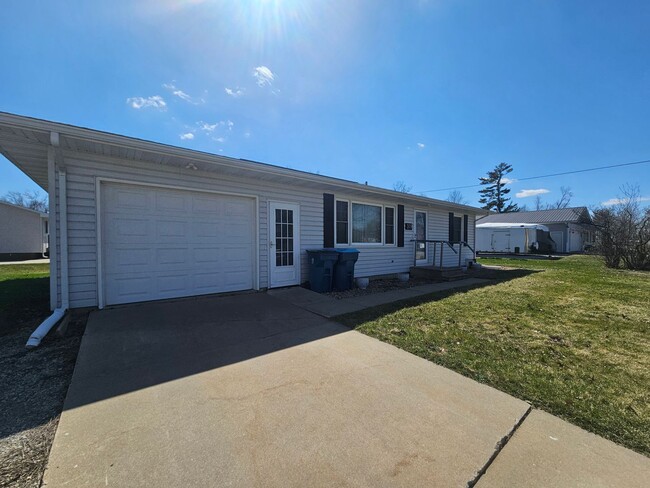 Building Photo - 2 Bedroom 2 Bath Corner Lot, In Small Town Fairfax