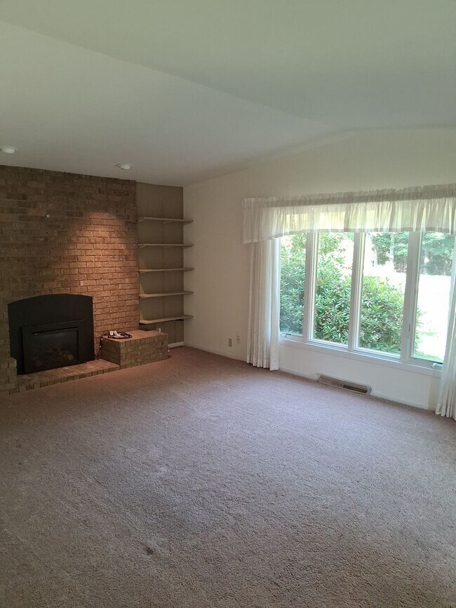 Building Photo - Beautiful 3-Bedroom Home with Pool on Lakeshore Drive