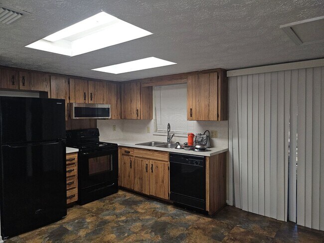 Building Photo - $1175 - 2/1.5 - Fresh Unfurnished - Arling...