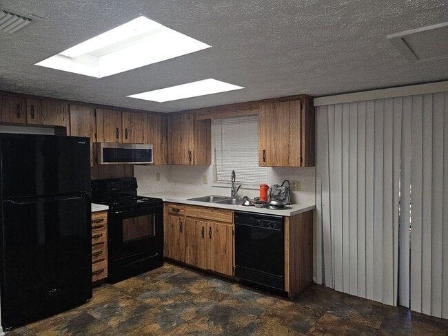 Building Photo - $1200 - 2/1.5 - Fresh Unfurnished - Arling...