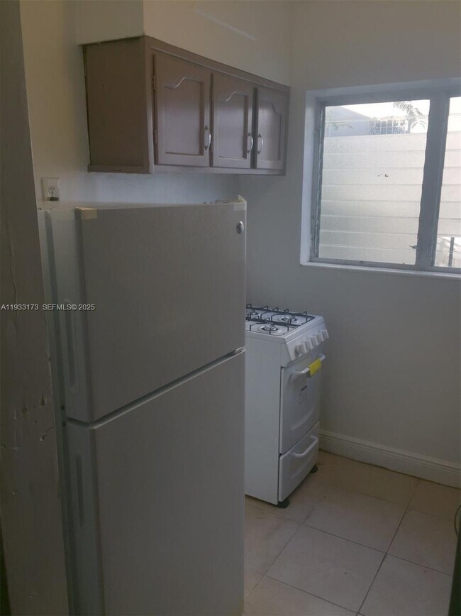 Building Photo - 825 Euclid Ave