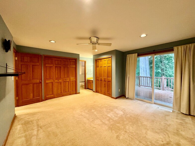Building Photo - Renovated Woodinville home sitting in park like setting.