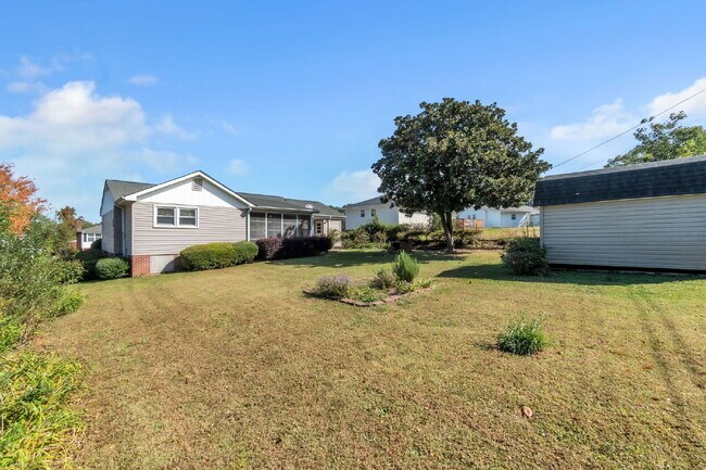 Building Photo - Stylish 3 Bedroom, 2 Bath Ranch with Bright Sunroom and Modern Comforts