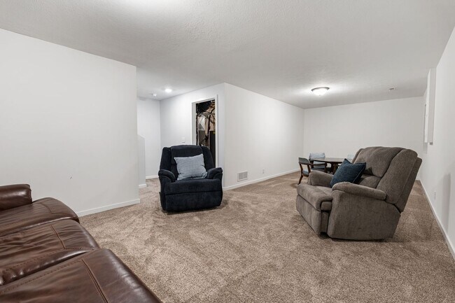 Building Photo - 3 bed, 2 bath home built in 2023