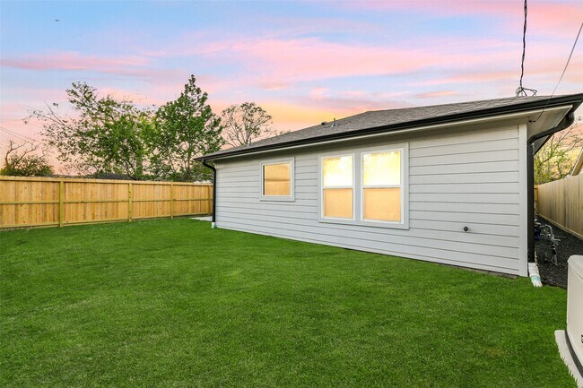 Building Photo - 910 Algregg St