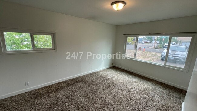 Building Photo - Spacious 4 BD | 2 BA with Backyard - Glads...