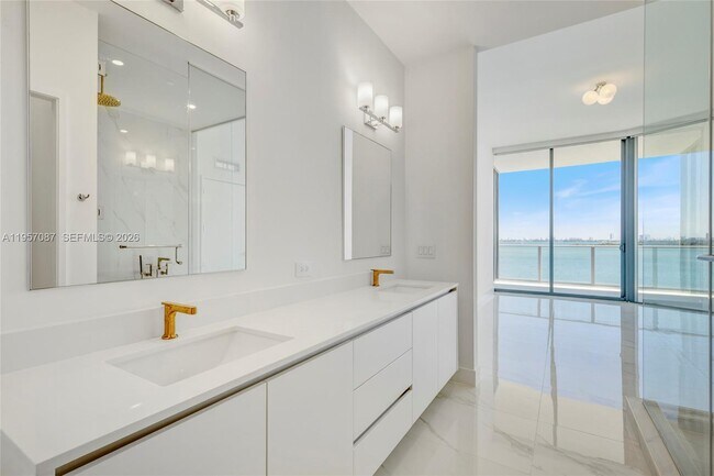 Building Photo - 700 NE 24th St