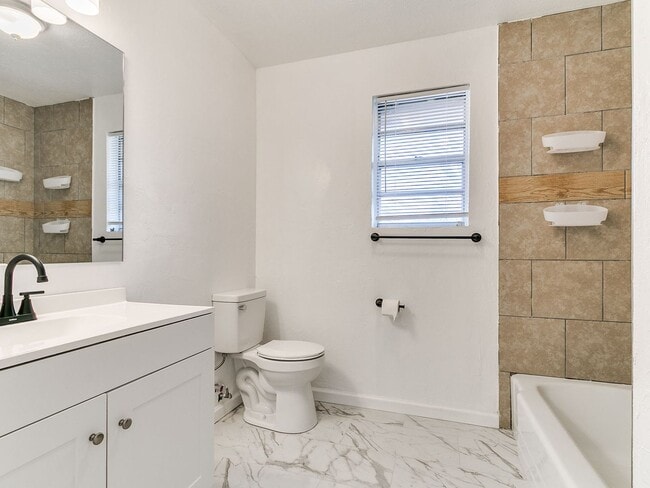 Building Photo - Updated Home + 3 bedrooms + Del City