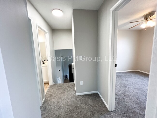 Building Photo - 709 Academy Dr