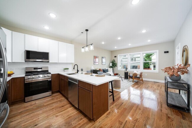 Building Photo - 275 Pearsall Ave