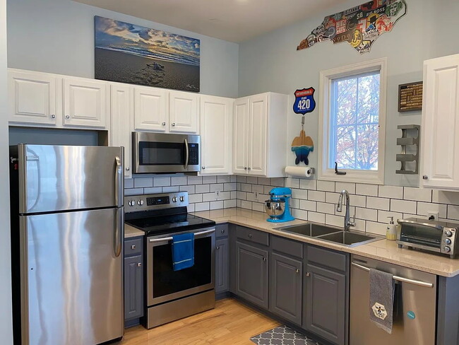 Building Photo - "Cozy Urban Retreat: Charming 1-Bedroom Oasis in Charlotte's Vibrant Arts District!"