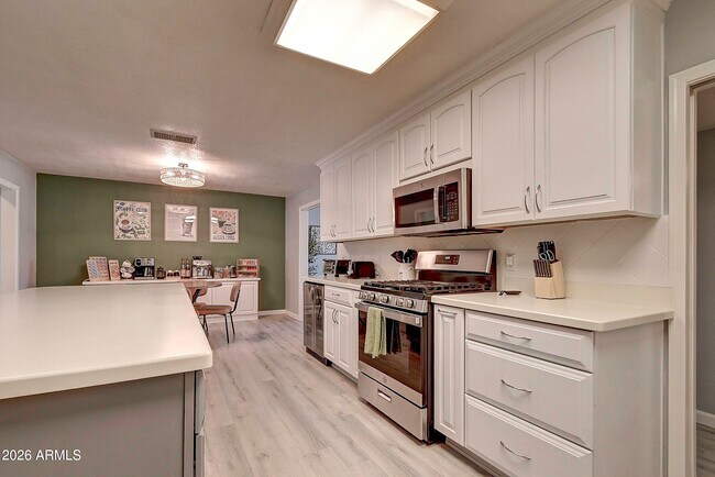 Building Photo - 1027 W 19th St