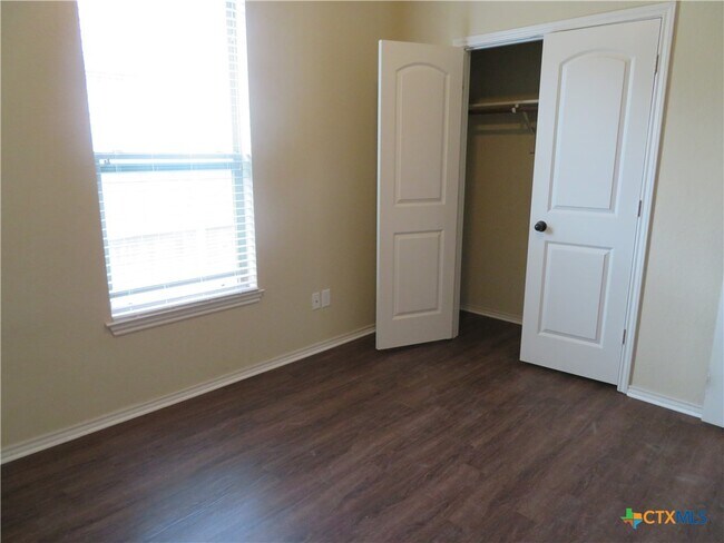 Building Photo - 554 Creekside Cir