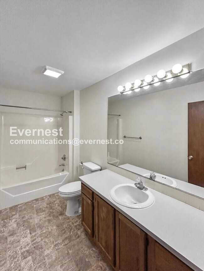 Building Photo - Spacious Condo with 2 bed / 2 bath / Pet Friendly / Available Now!