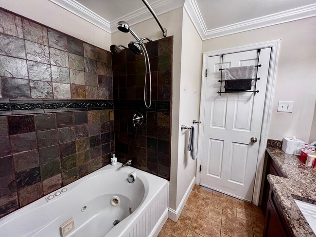 Building Photo - Love Where You Live in Lake Shores!