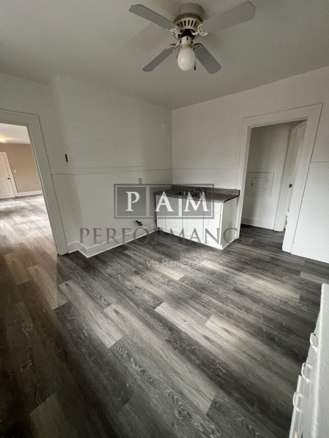 Building Photo - 1213 Superior St