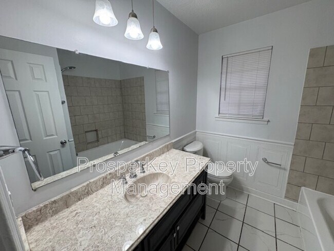 Building Photo - 740 Ledyard Pl