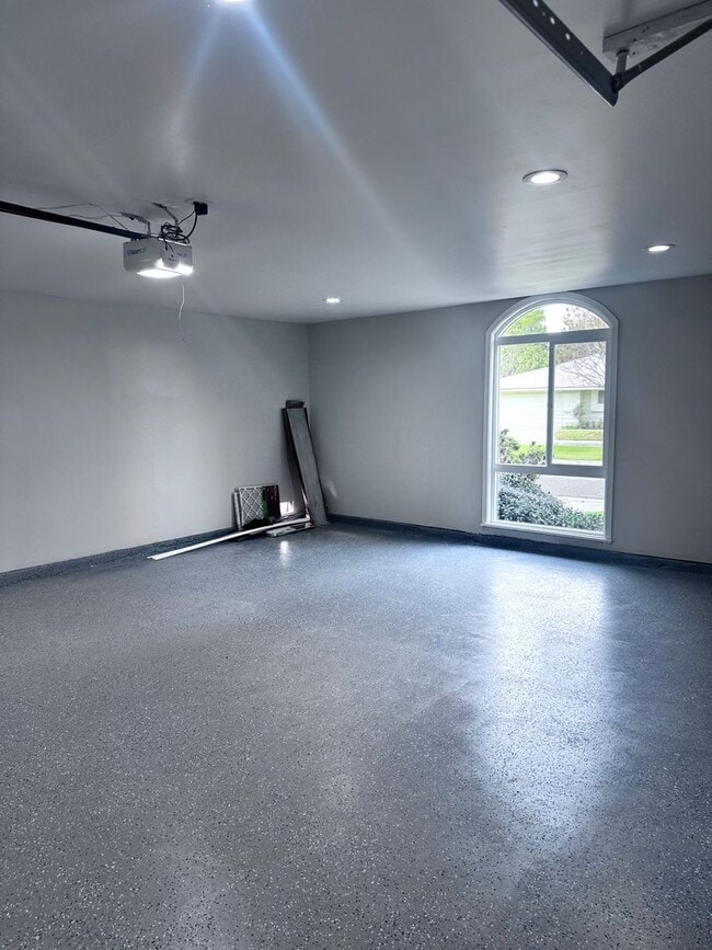 Building Photo - Spacious 3 Bed 2 Bath in Enderle Gardens: ...