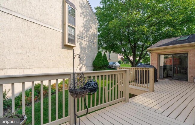 Building Photo - 2074 Yorktown S