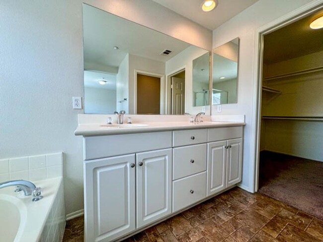 Building Photo - 3 bedroom Murrieta Condo in the gated Will...