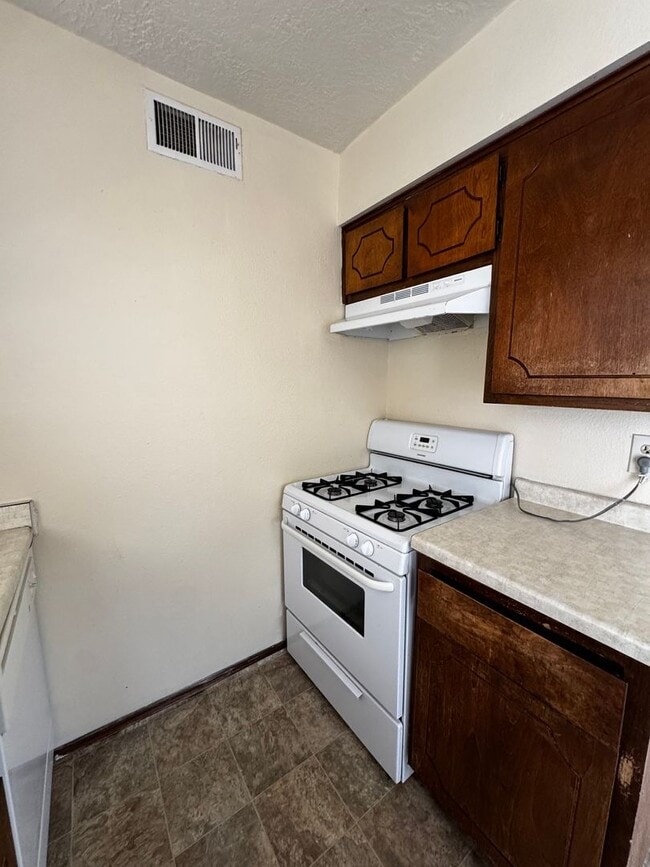 Building Photo - Charming 2 bedroom, 1 bath, 1 car garage u...