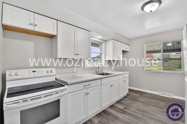 Building Photo - 732 Coyne Ave