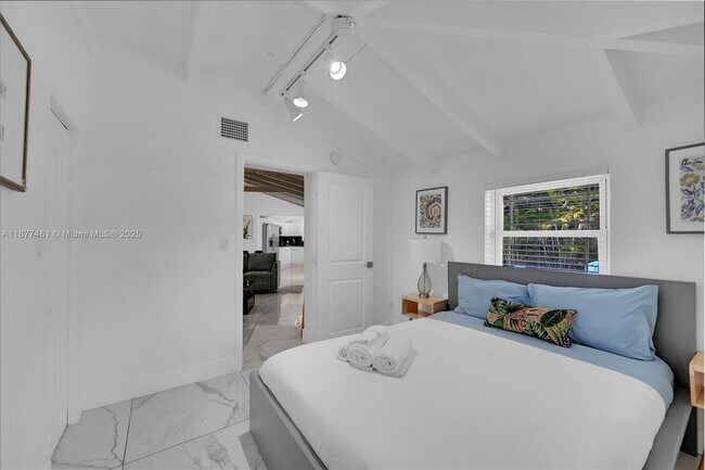 Building Photo - 15 NE 95th St