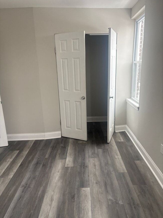 Building Photo - Spacious 3 Bedroom Home Available In East Baltimore