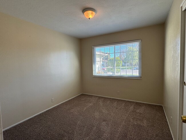 Building Photo - Three Bed, Two Bath Home in Stockton's Lin...