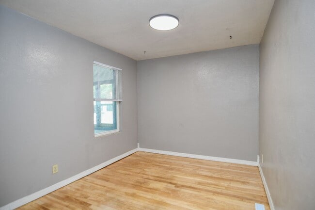 Building Photo - 4 Bed 1 Bath Single Family Home