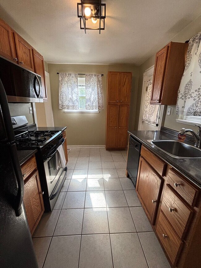 Building Photo - 3 Bedroom Home in South Park!