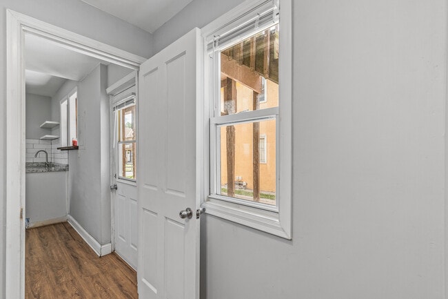 Building Photo - 921 20th Ave NE