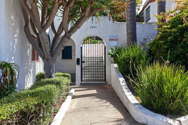 Building Photo - 1311 Cave St