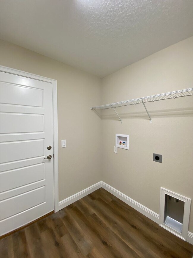 Building Photo - Custom Home - Desirable SE Ocala Neighborhood 3/2/2 **Available Soon**