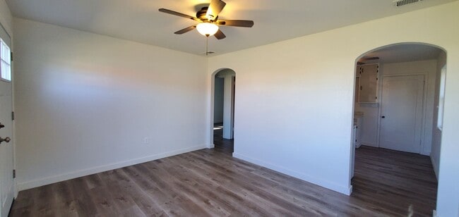 Building Photo - 2 bedroom 1 bath home in Lockwood!