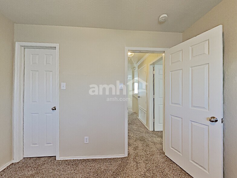 Building Photo - 5839 Sherbrooke Oak