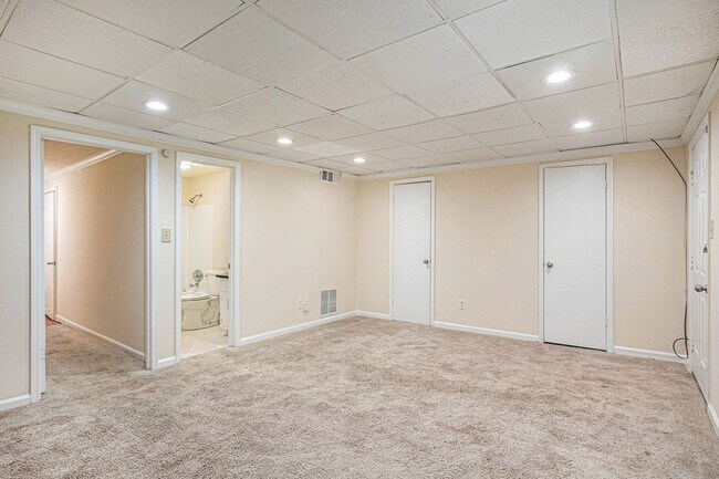Building Photo - Spacious 3BR/2.5BA Townhouse in the Heart ...