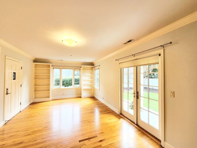 Building Photo - Amazing 1 bedroom with private backyard an...