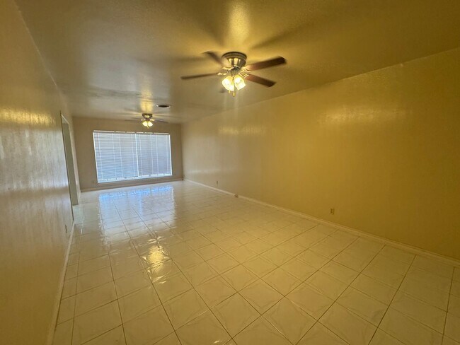 Building Photo - 302 Huisache Dr